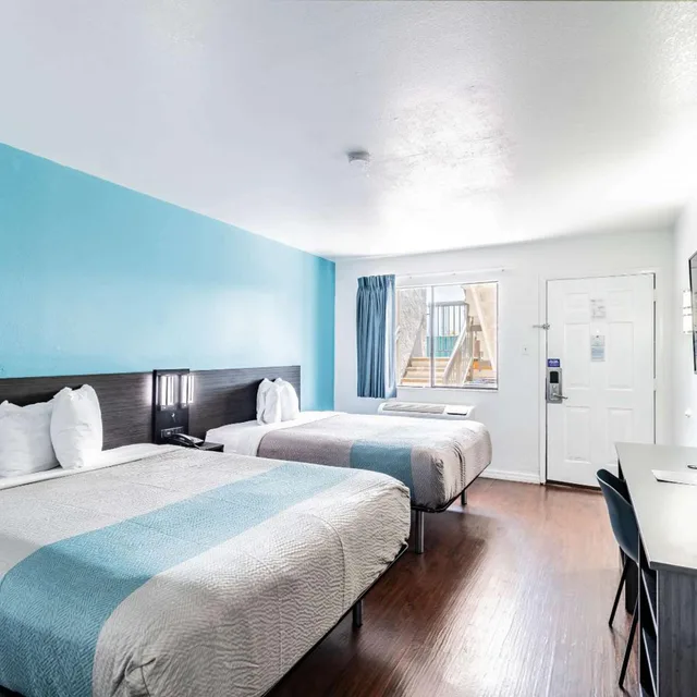 غرفة بسريرين كوين للمدخنين، Motel6 Tampa, FL 3/6