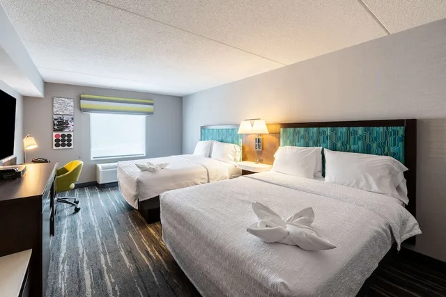 غرفة قياسية بسريرين كوين، Hampton Inn & Suites Poughkeepsie 1/6