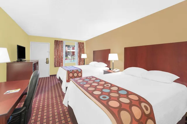 غرفة رباعية بسريرين كوين لذوي الإعاقة، Super 8 By Wyndham Kerrville Tx 1/3