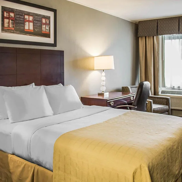 غرفة بسرير كوين بحوض استحمام لذوي الإعاقة، Quality Inn Cambridge 3/8