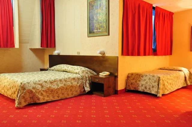 غرفة ثلاثية، Hotel Country Club 6/10