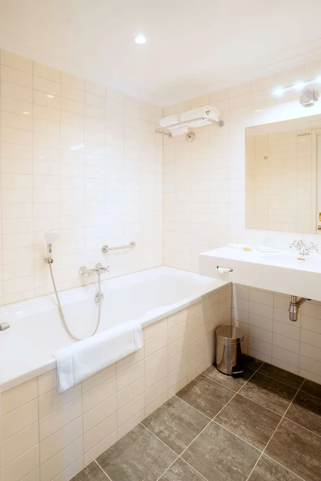 غرفة كومفورت بسرير مزدوج بحوض استحمام، Grand Hotel Karel V, WorldHotels Luxury 2/2