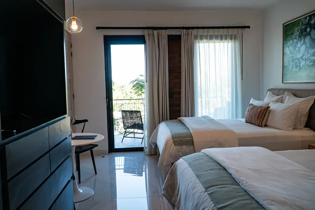 استوديو بسرير كينج بشرفة مع أريكة، Flamboyan Hotel and Residences 1/10