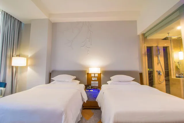 غرفة بريميير ديلوكس بسريرين منفصلين بإطلالة على البحر، FOUR POINTS BY SHERATON MANADO 1/10