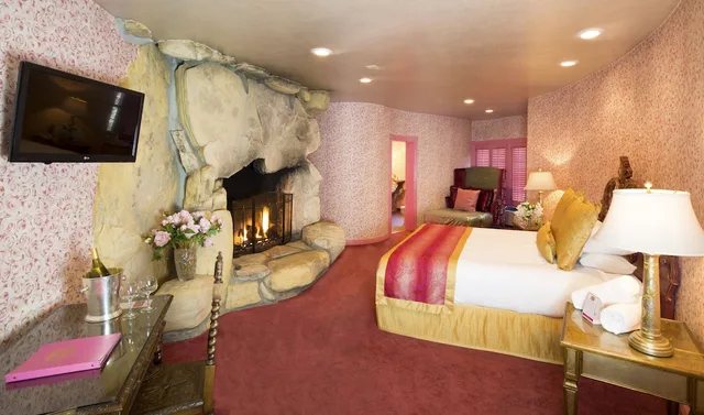 Mini, King Bed، Madonna Inn 1/1