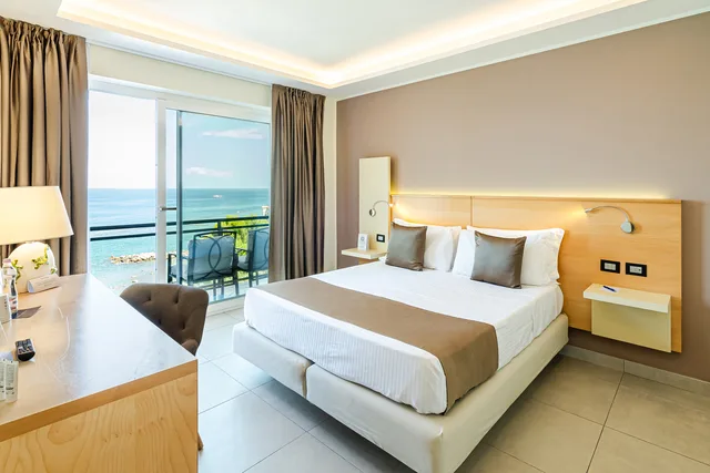 جناح جونيور، GRAND HOTEL SANTA MARIA 1/3