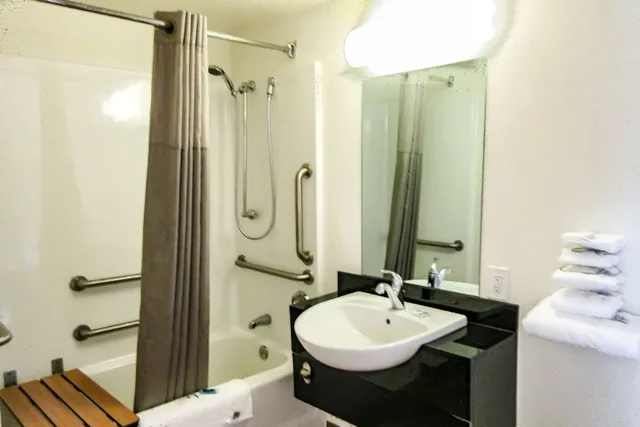 غرفة بسريرين مزدوجين، Rodeway Inn Altoona Orchard Plaza 2/4