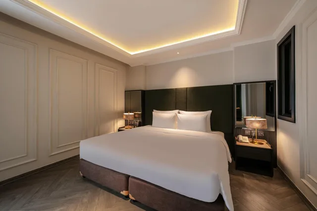 جناح بريميير بسرير مزدوج أو سريرين منفصلين بإطلالة على المدينة بشرفة، Champton Hanoi Hotel 3/5