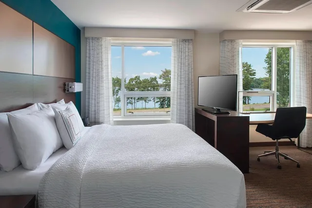 استوديو بسرير كينج بإطلالة على البحيرة مع أريكة، Residence Inn By Marriott Boston Bridgewater 2/6