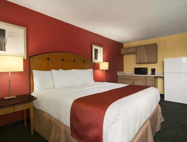 غرفة قياسية بسرير كينج، Baymont By Wyndham Salem Roanoke Area 1/10