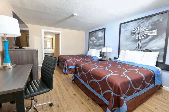 غرفة بسريرين كوين بحوض استحمام لذوي الإعاقة، Super 8 by Wyndham Victoria TX 2/4