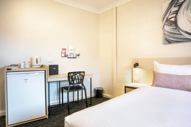 غرفة عائلية بسرير كوين وسريرين منفصلين بغرفتي نوم، Hendon Hotel 2/3