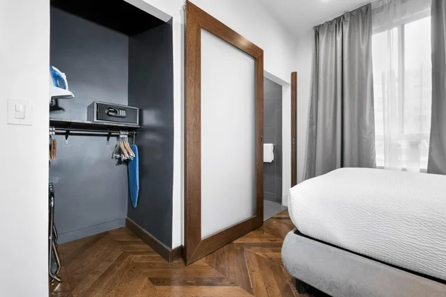 Standard, Hotel 32One 4/10