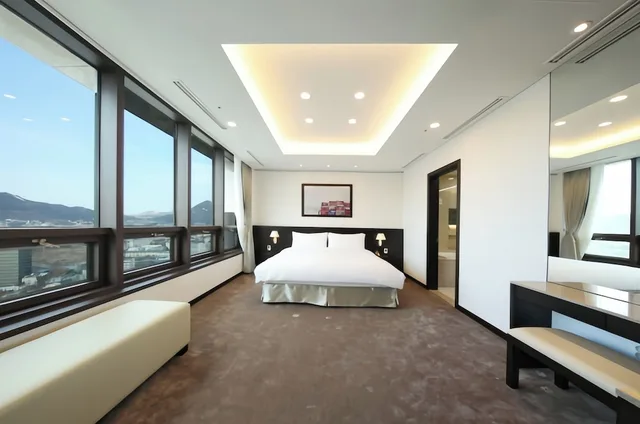 بنتهاوس بسرير كينج وسرير كوين وسريرين منفصلين بإطلالة على المدينة بمطبخ، Orakai Insadong Suites 3/4