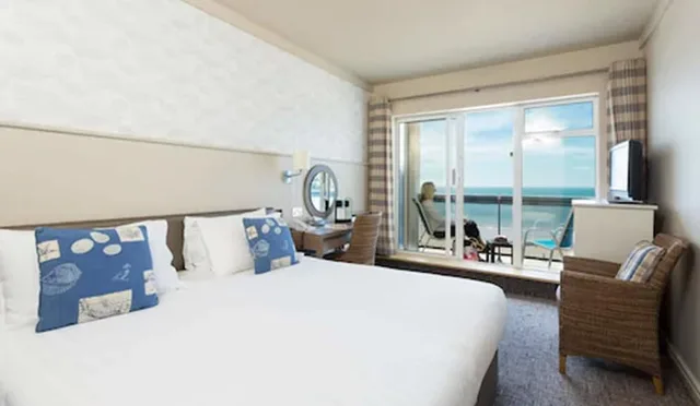 غرفة قياسية بإطلالة على البحر بشرفة، Golden Sands Hotel 1/1