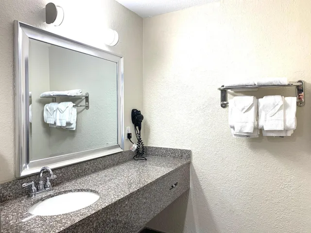 Room, 2 Queen Beds, Parking Lot View، Rodeway Inn and Suites Fort Lauderdale Airport and Cruise Port 8/10