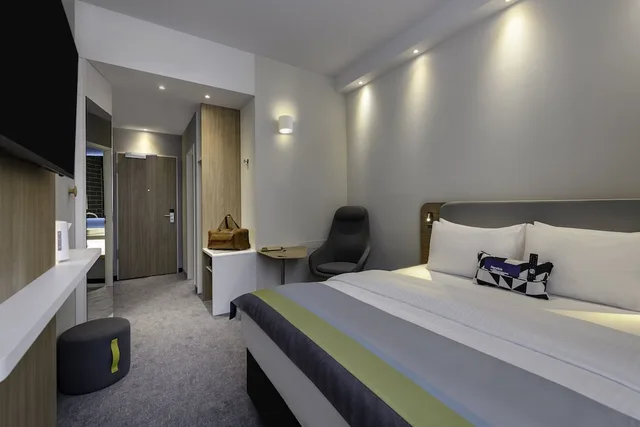 غرفة قياسية بسرير كوين بإطلالة على الفناء، Holiday Inn Express Regensburg 3/5