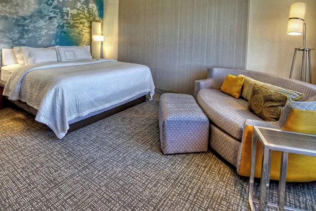 غرفة بسرير كينج مع أريكة لذوي الإعاقة، Courtyard San Marcos 1/1