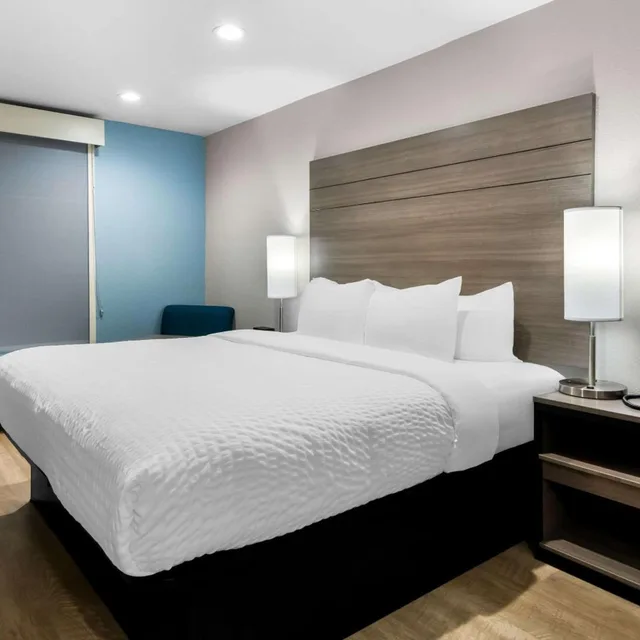 غرفة داخلية بسرير كينج، Clarion Pointe Fort Worth East - Arlington 4/7