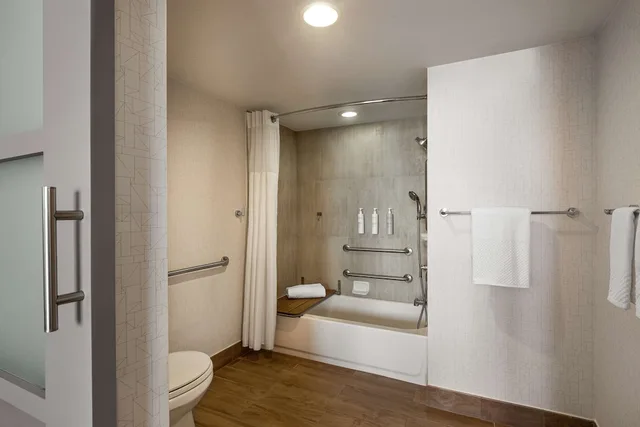 Pure, Wellness, Suite, King Bed, Accessible، Embassy Suites by Hilton Miami International Airport 7/7