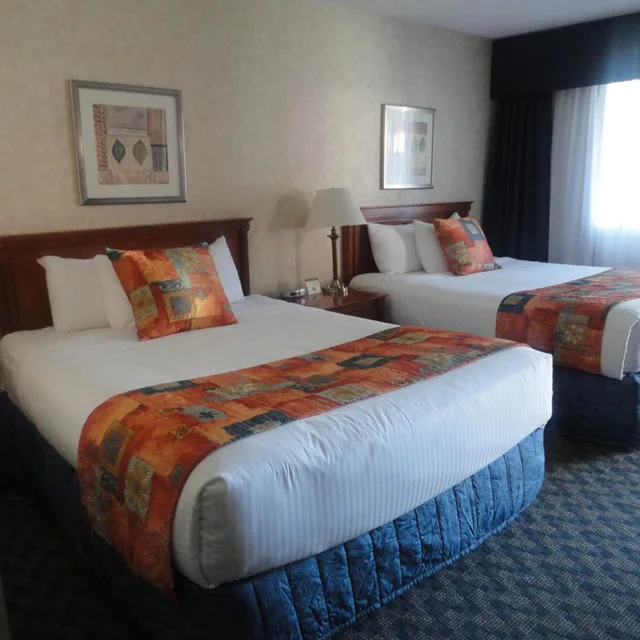 غرفة بسرير كينج وسريرين كوين، North Vancouver Hotel 2/7