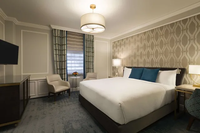 Fairmont, King Bed, City View، Fairmont Empress Hotel 1/9
