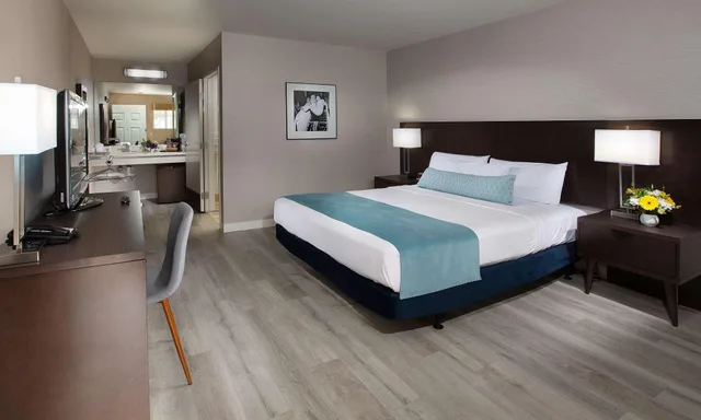 غرفة قياسية بسرير كينج، Safari Inn, a Coast Hotel 3/4