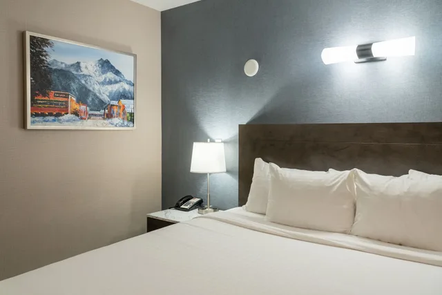 غرفة قياسية بسرير كينج، Red Carpet Inn Banff Hotel 2/3