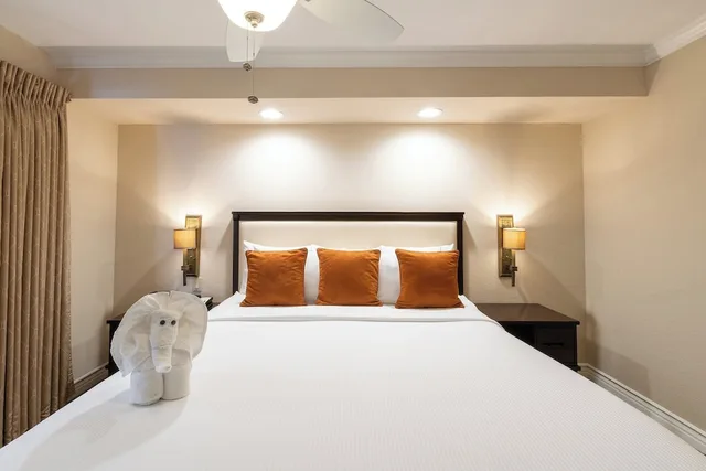 شقة سكنية بسرير كوين بغرفة نوم واحدة مع أريكة بمطبخ صغير، Coronado Beach Resort 4/10