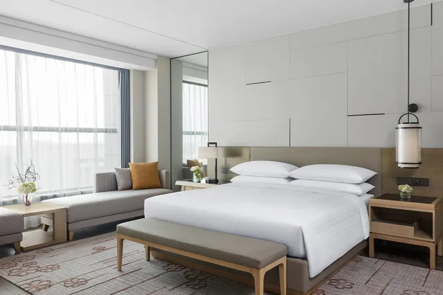 جناح كلوب بسرير كينج بغرفة نوم واحدة، Shanghai Marriott Hotel Kangqiao 2/3