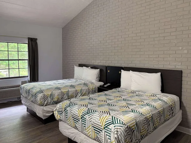 غرفة قياسية بسريرين مزدوجين للمدخنين، Motel6 Tallahassee, FL – North Monroe 1/6