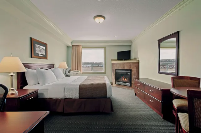 غرفة قياسية بسرير كوين يُسمح فيها بالحيوانات الأليفة، Quality Inn & Suites Whitecourt 5/9
