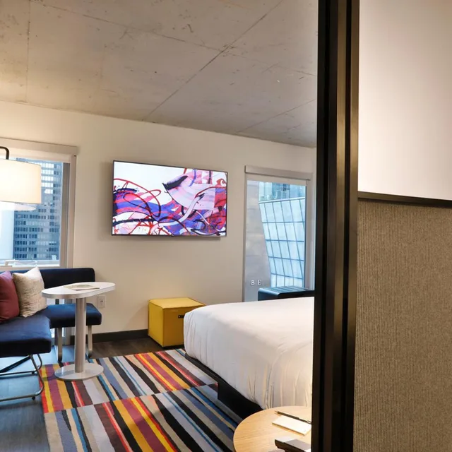 غرفة بسرير كينج بحوض استحمام لذوي الإعاقة، Aloft Chicago Mag Mile 3/8