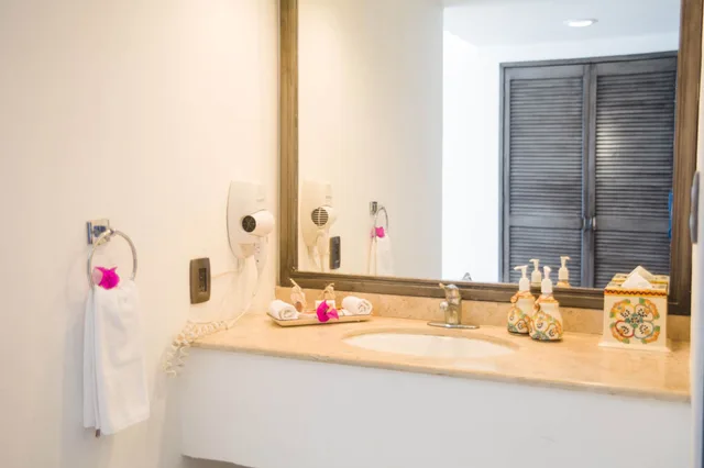 غرفة ديلوكس بسرير كينج بإطلالة على البحر، Hotel B Cozumel 7/7