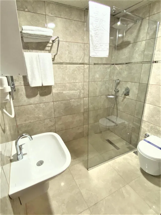 جناح، Zumrut Palas Otel 6/6