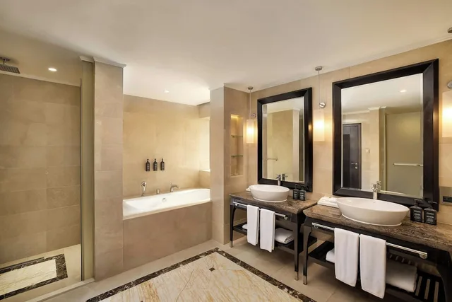 جناح كلوب تنفيذي بسرير مزدوج بغرفة نوم واحدة، Sheraton Sharjah Beach Resort Spa 6/7