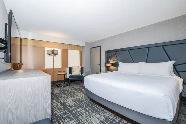 غرفة قياسية بسرير كينج لذوي الإعاقة، Crowne Plaza Hotel Providence Warwick 1/6