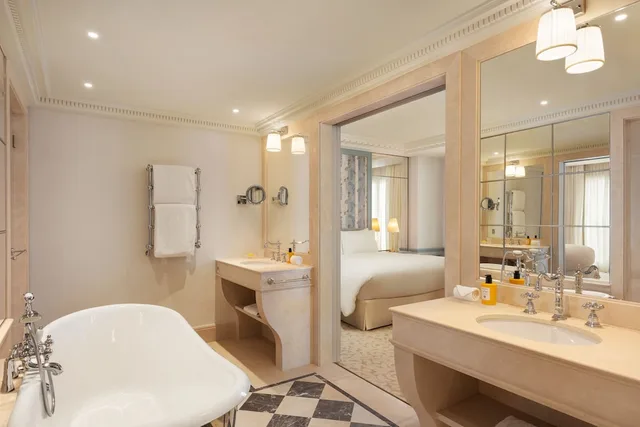جناح بريميوم جونيور ديلوكس بسرير كوين، Hotel Metropole Monte Carlo 2/3