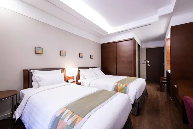غرفة بسرير مزدوج وسرير فردي بشرفة، Seoul Garden Hotel 1/2
