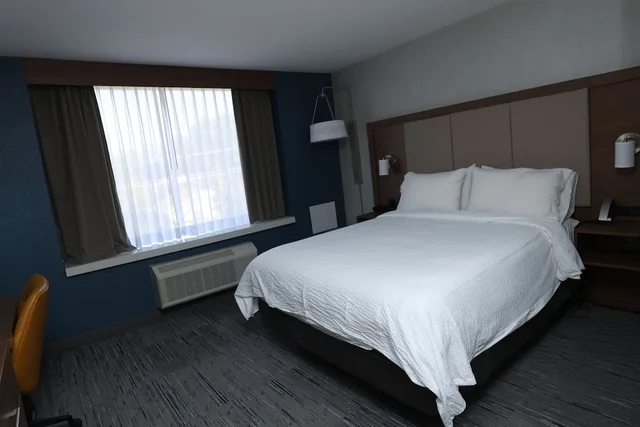 غرفة قياسية بسرير كوين لذوي الإعاقة، Holiday Inn Express Detroit-Birmingham 2/5