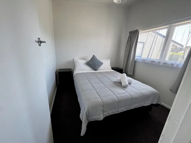 استوديو تنفيذي بسرير كوين وسرير فردي، Spanish Lady Motel 1/3