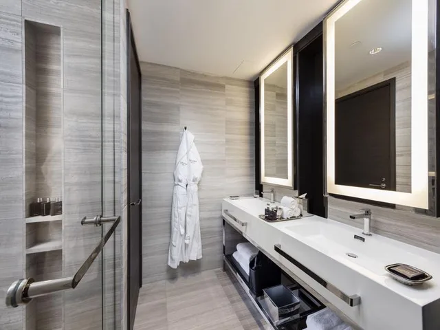 غرفة تنفيذية بسرير مزدوج، Paradox Hotel Vancouver 2/2