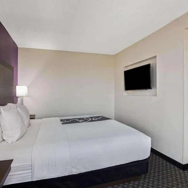 غرفة تنفيذية بسرير كينج، La Quinta Inn & Suites by Wyndham Rancho Cordova Sacramento 1/4