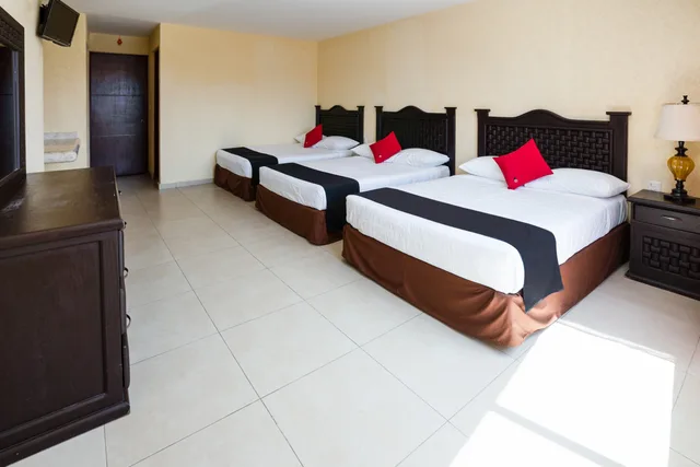 غرفة قياسية بثلاثة أسرّة، Capital O Hotel Los Caracoles 3/6