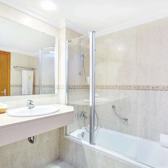 غرفة بسريرين منفصلين بإطلالة على البحر، Universal Hotel Castell Royal 4/5