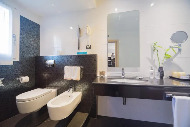جناح جونيور بشرفة، Touring Hotel Bologna 2/3
