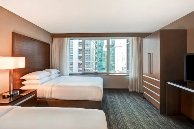 غرفة بسريرين مزدوجين لذوي الإعاقة، Embassy Suites by Hilton Chicago Downtown Magnificent Mile 5/8