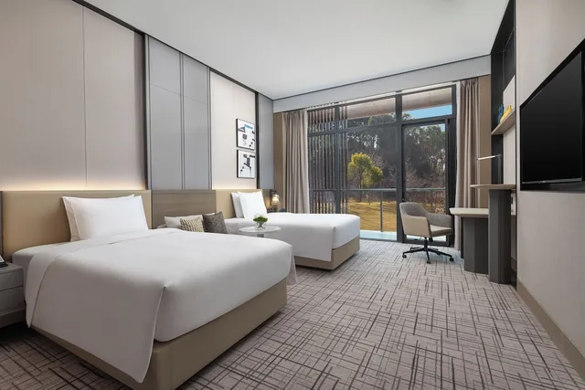 غرفة قياسية بسريرين مزدوجين مع دخول صالة النادي، Crowne Plaza Quzhou by IHG 2/10