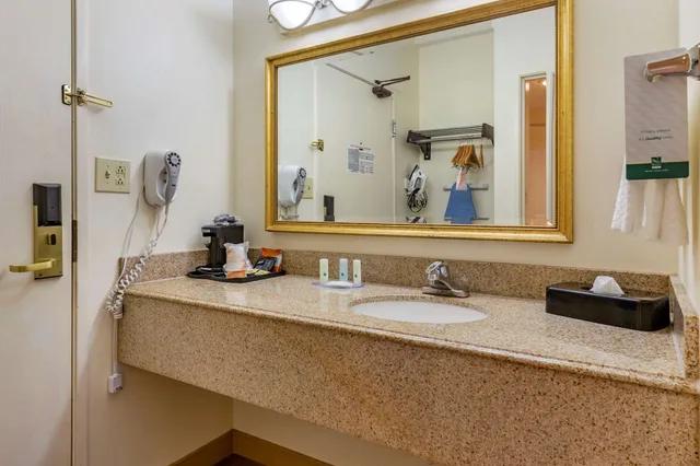 غرفة قياسية بسرير كينج، Quality Inn & Suites Raleigh Durham Airport 9/10