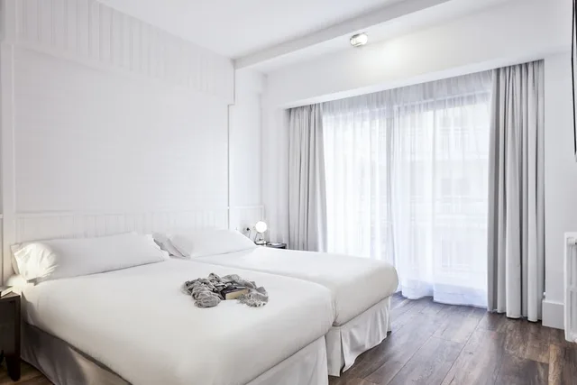 غرفة بسريرين منفصلين بشرفة، Hotel Delamar - Adults Only 2/10